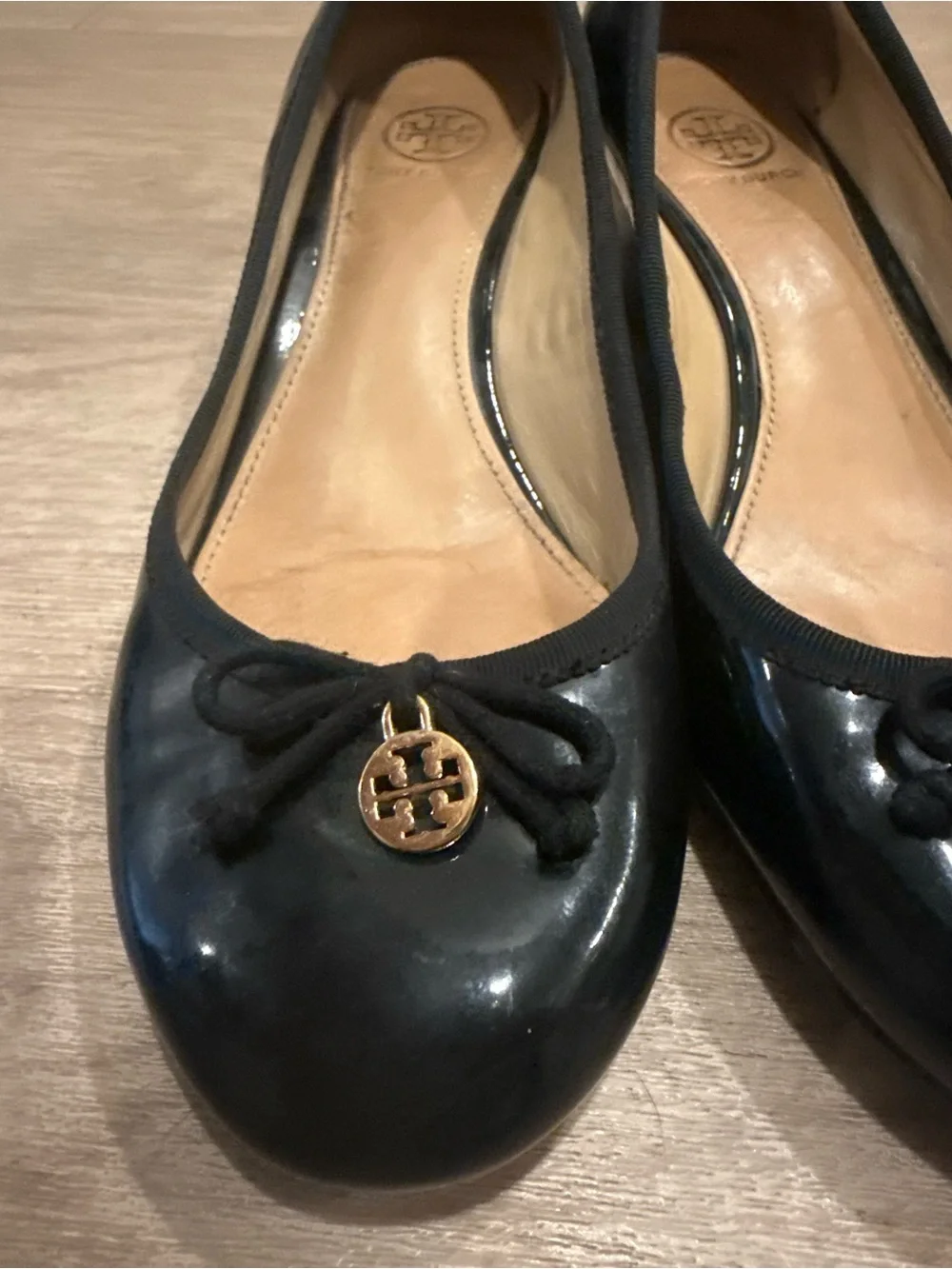 Tory Burch Chelsea Patent Leather Charm Wedge Pumps Black Size 8